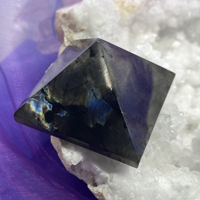 Labradorite Pyramid Special Price 5.0 cm | Carpe Diem With Remi