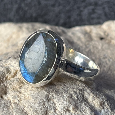 Ring Labradorite Oval Faceted 1.6 cm | Carpe Diem With Remi