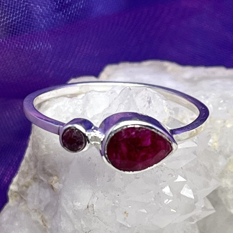 Ring Ruby Teardrop Faceted Stone 0.8 cm