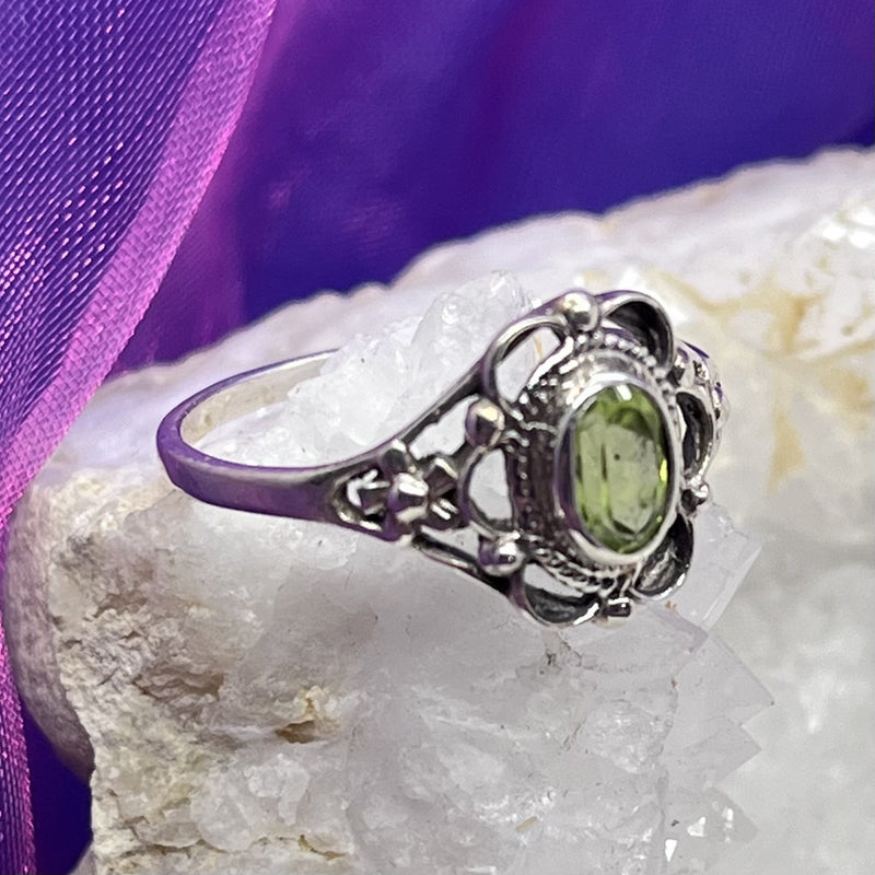 Ring Peridot Oval Faceted Flower Setting 0.6 cm