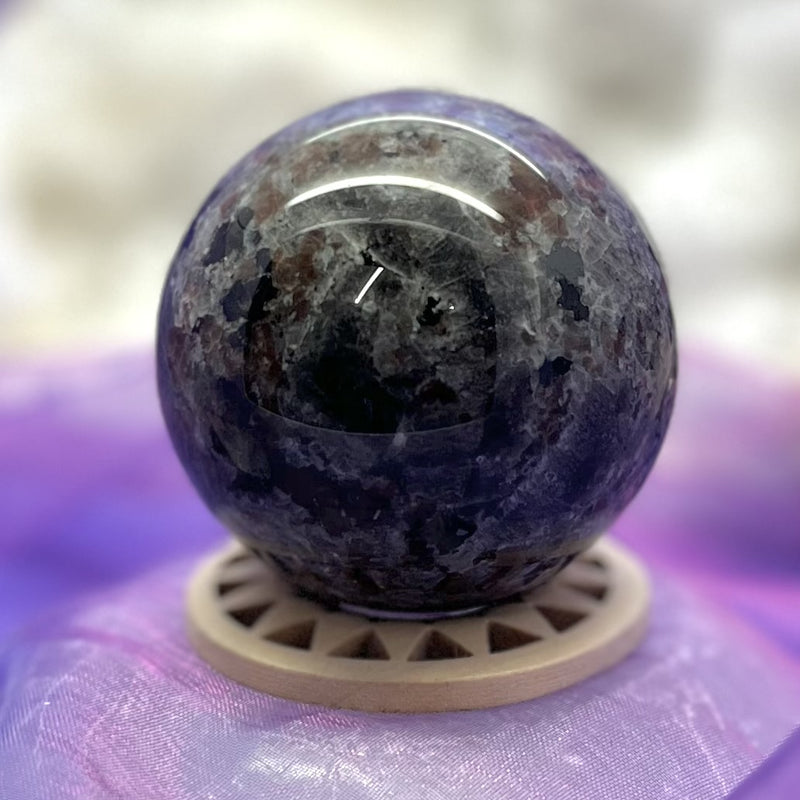 Yooperlite Sphere on Stand 5.5 cm